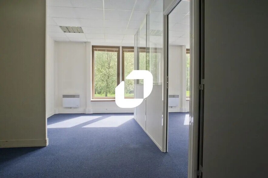 Office in Croissy-Beaubourg for lease - Interior Photo - Image 2 of 6