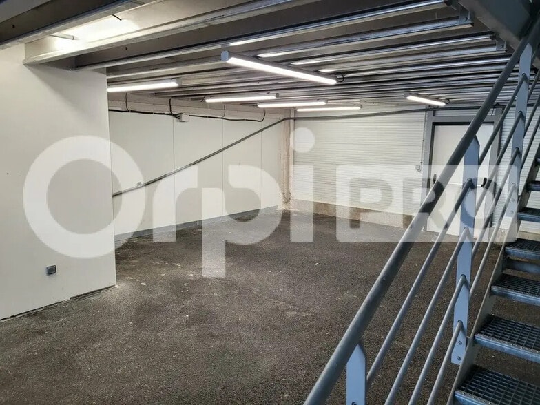 Flex in Bordeaux for lease - Interior Photo - Image 2 of 5
