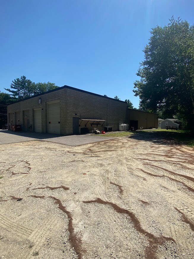 242 W River Rd, Hooksett, NH 03106