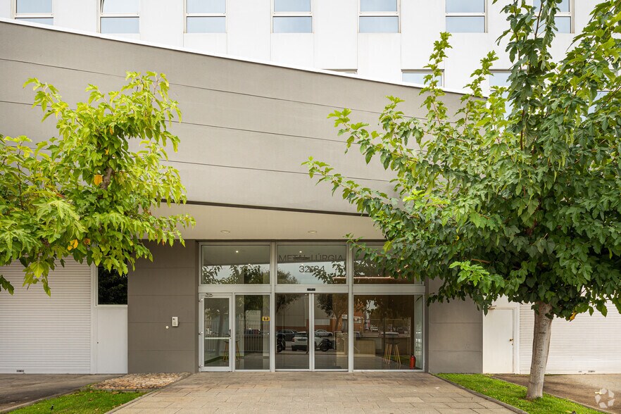 Office in Barcelona, Barcelona for lease - Building Photo - Image 3 of 3