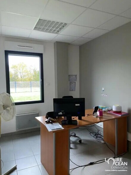 Office in SAINT PIERRE MONTLIMART for sale - Interior Photo - Image 2 of 8