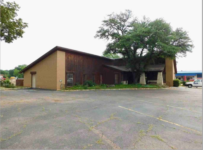 711 N Jefferson Ave, Mount Pleasant, TX for lease - Building Photo - Image 3 of 16