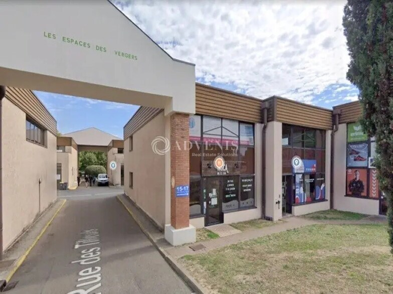 Office in Voisins-le-Bretonneux for lease - Building Photo - Image 3 of 3