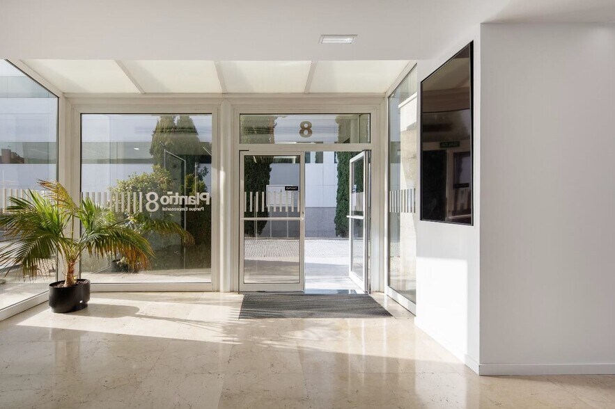 Calle de Ochandiano, 6, Madrid, Madrid for lease - Building Photo - Image 2 of 11