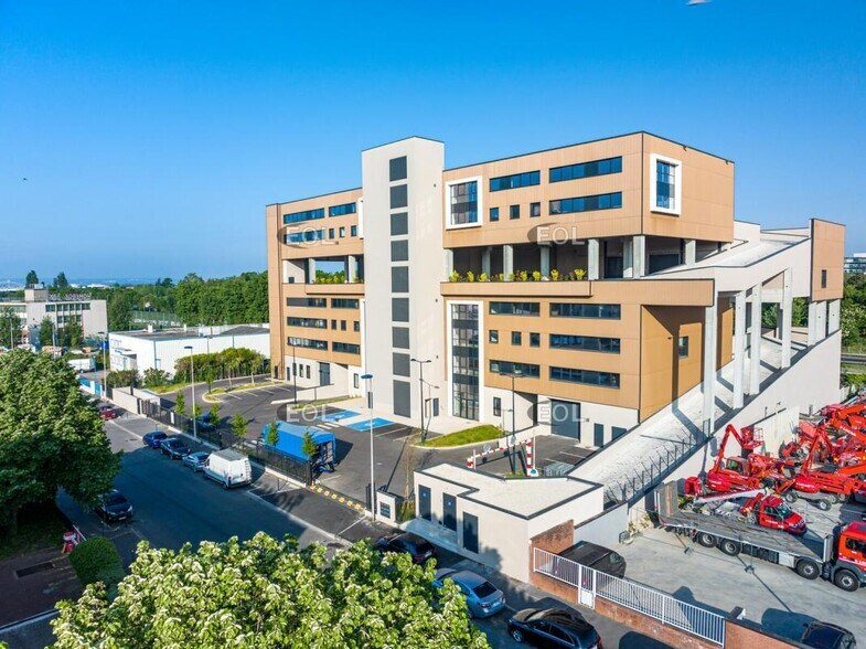 Office in Colombes for lease - Building Photo - Image 1 of 9