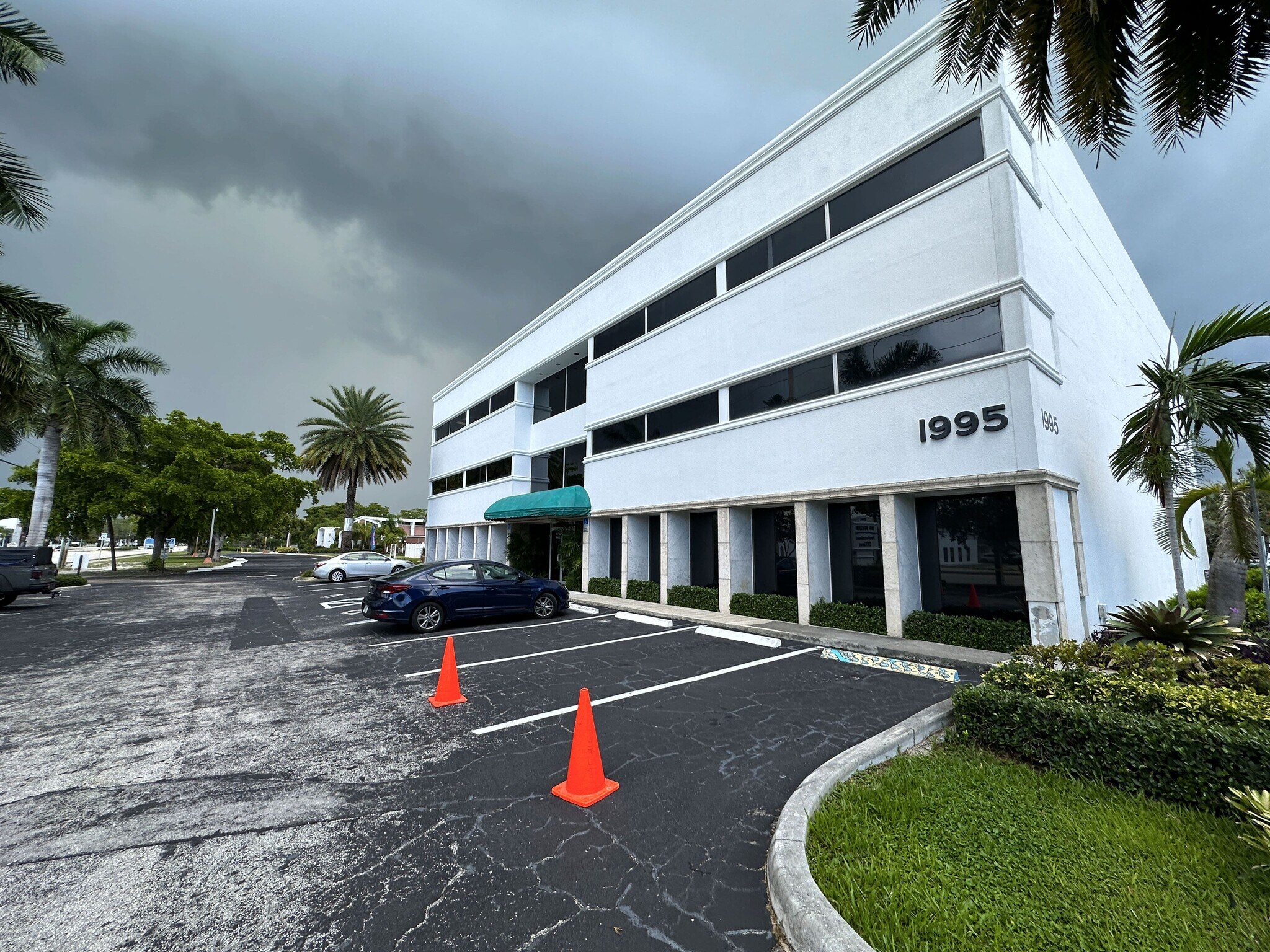 1995 E Oakland Park Blvd, Fort Lauderdale, FL for sale Primary Photo- Image 1 of 1