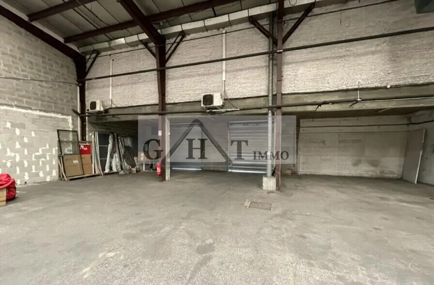 Industrial in Senlis for sale - Building Photo - Image 2 of 3