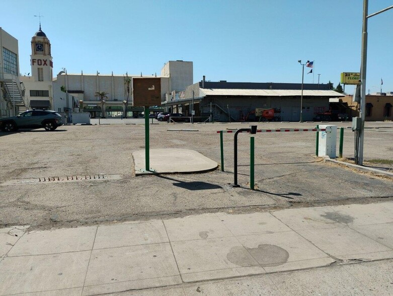 2007 Eye St, Bakersfield, CA for lease - Building Photo - Image 2 of 4