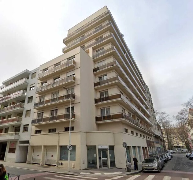 Office in Lyon for lease - Building Photo - Image 2 of 8