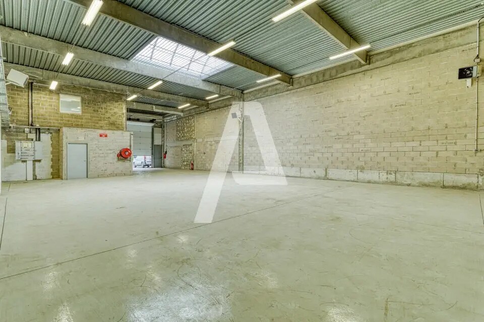 Location Local d'activités 398 m² - Photo 1