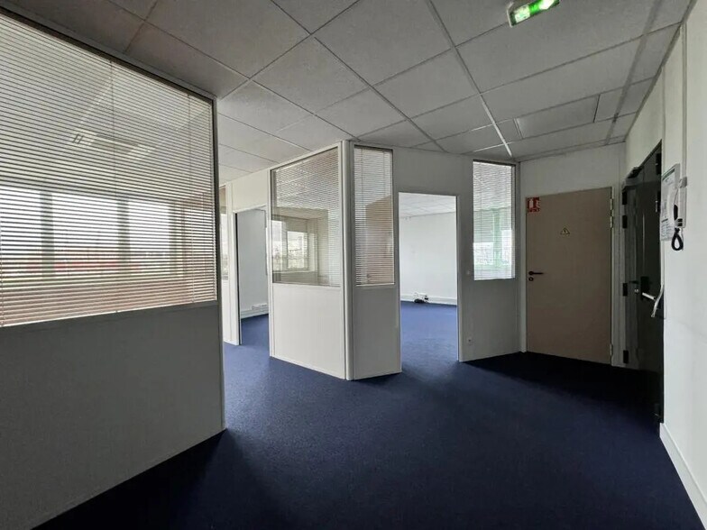 Office in Pantin for lease - Building Photo - Image 3 of 11