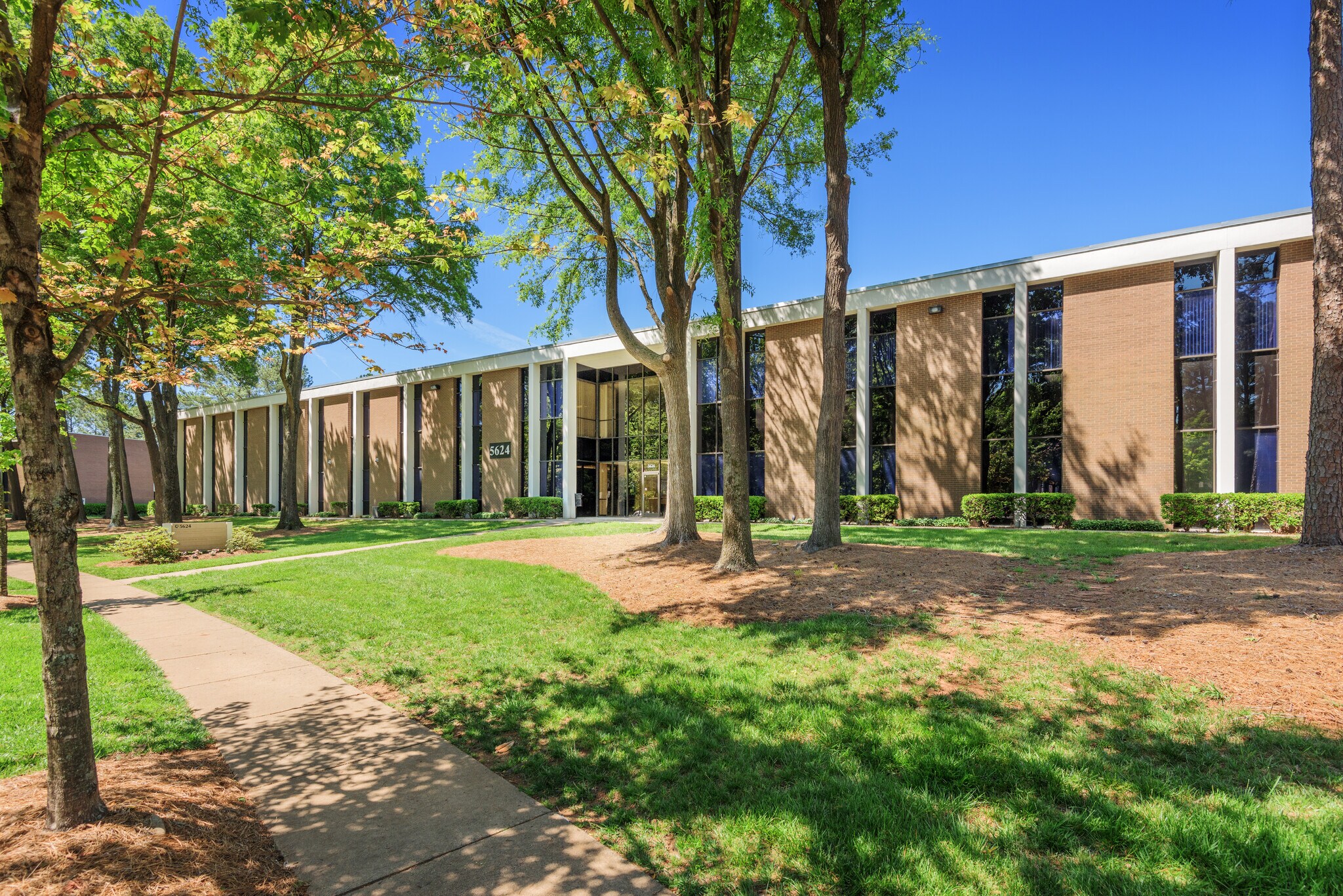 5624 Executive Center Dr, Charlotte, NC for lease Building Photo- Image 1 of 3