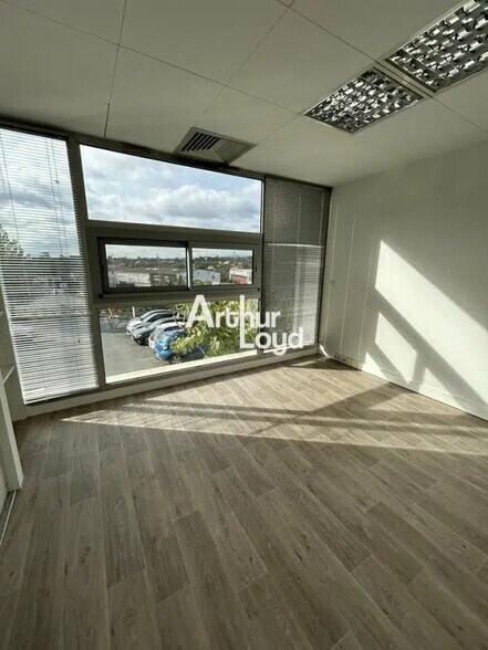 Office in Saint-Raphaël for lease - Interior Photo - Image 2 of 5