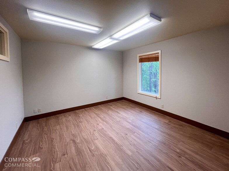 354 NE Norton Ave, Bend, OR for lease - Building Photo - Image 2 of 4