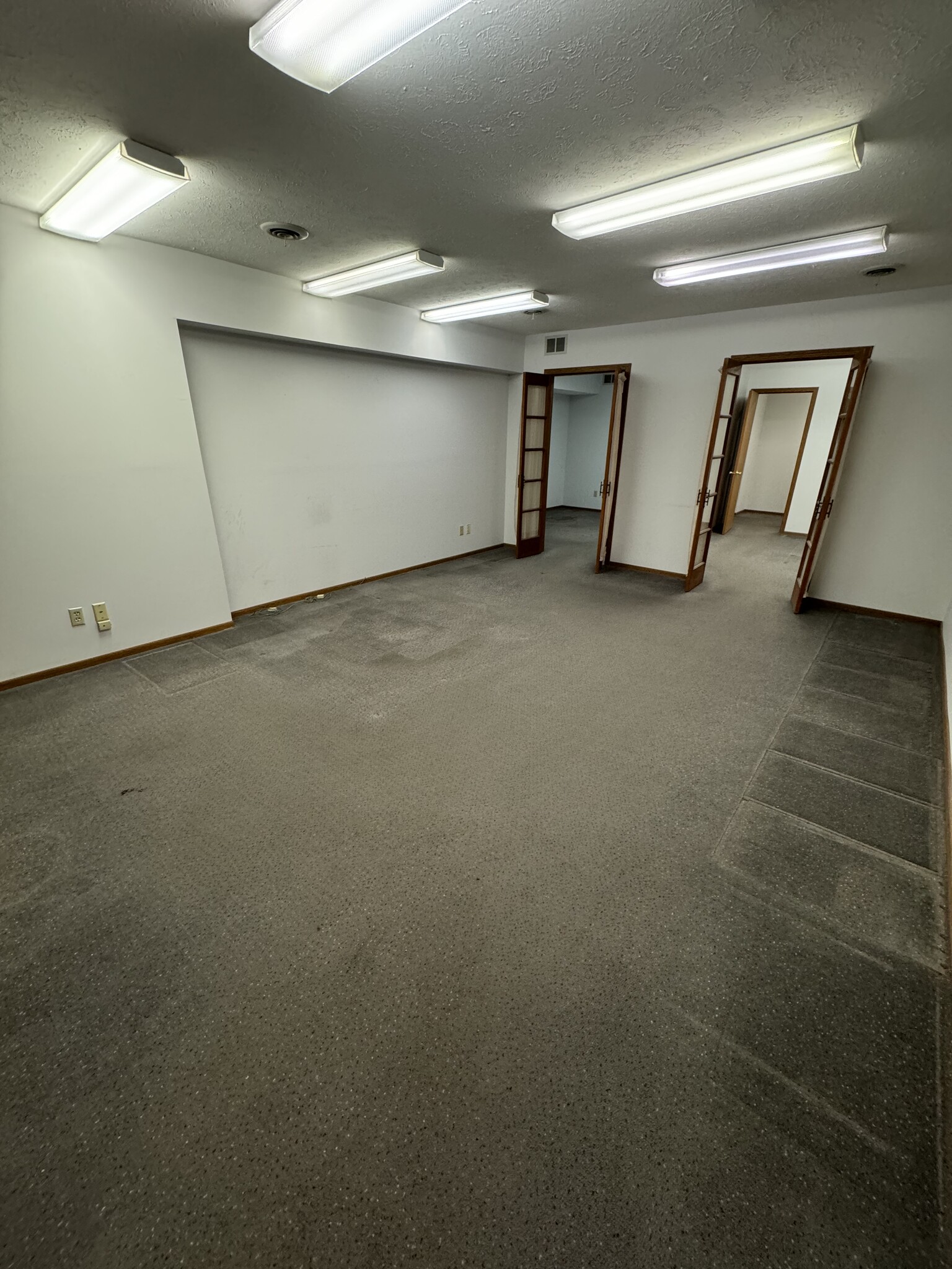 398 W Bagley Rd, Berea, OH for lease Interior Photo- Image 1 of 5