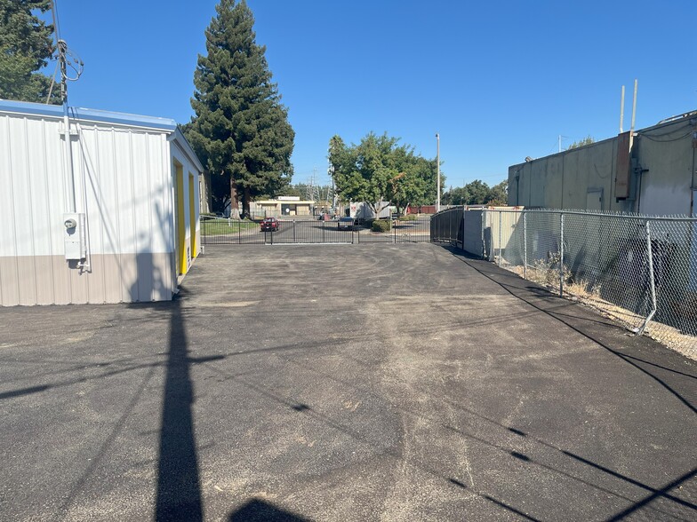 948 Enterprise Dr, Sacramento, CA for lease - Building Photo - Image 3 of 8