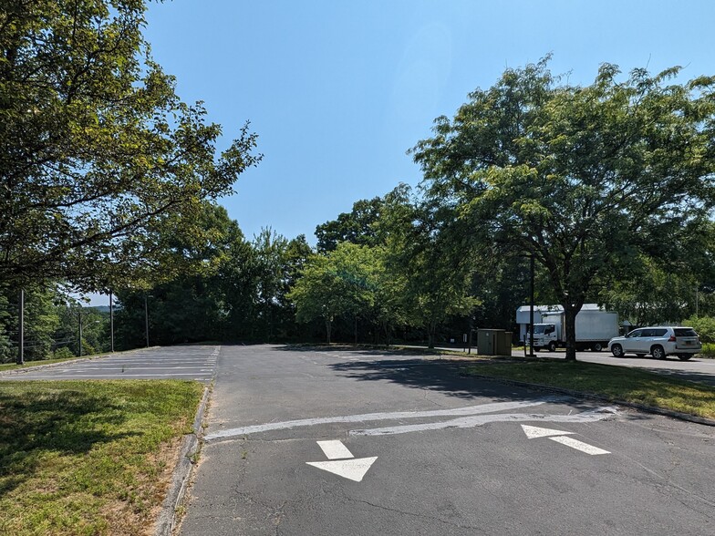 12 Commerce Rd, Newtown, CT for lease - Building Photo - Image 1 of 1