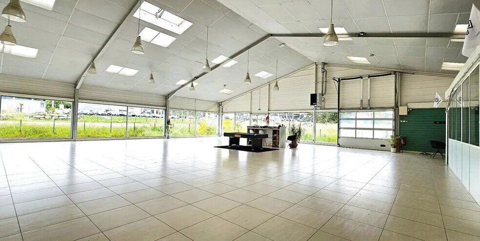 Retail in Quimper for lease - Building Photo - Image 2 of 3