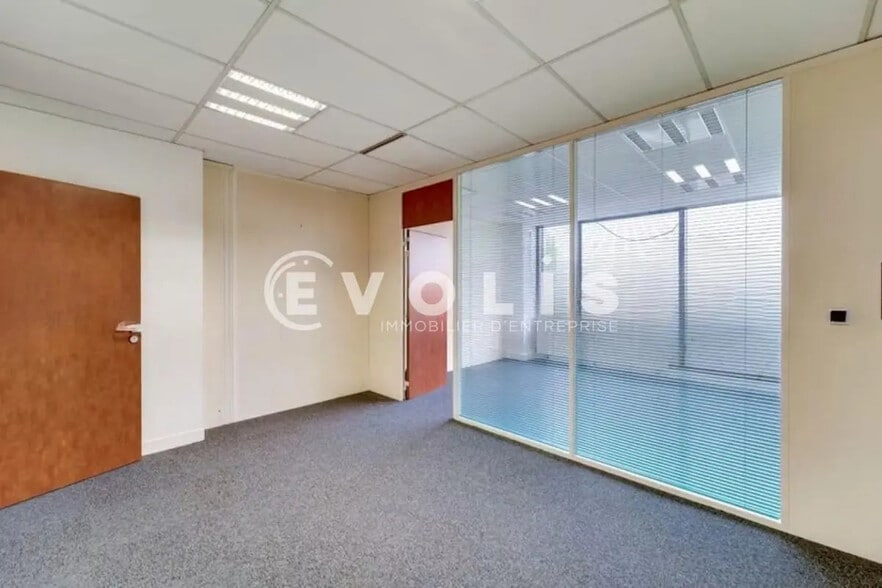 Office in Torcy for lease - Interior Photo - Image 2 of 3