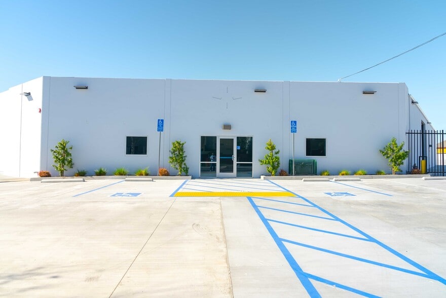 922-926 S Lyon St, Santa Ana, CA for lease - Building Photo - Image 2 of 12