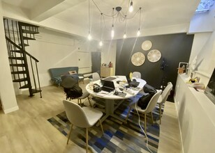 Retail in Paris for lease Interior Photo- Image 1 of 3