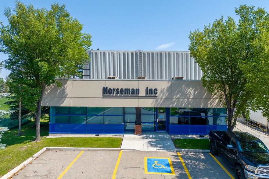 2726 45th Ave SE, Calgary, AB for lease - Building Photo - Image 2 of 7