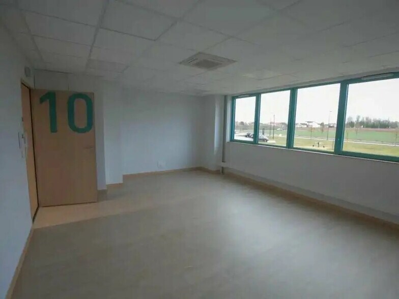 Office in Sainte-Savine for lease - Building Photo - Image 3 of 10