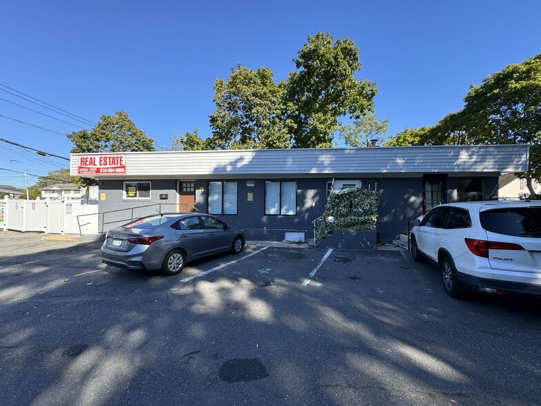 1011 Woodfield Rd, West Hempstead, NY for sale - Building Photo - Image 1 of 19