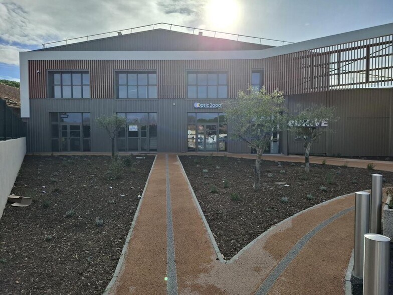 Retail in Cabannes for lease - Building Photo - Image 2 of 2