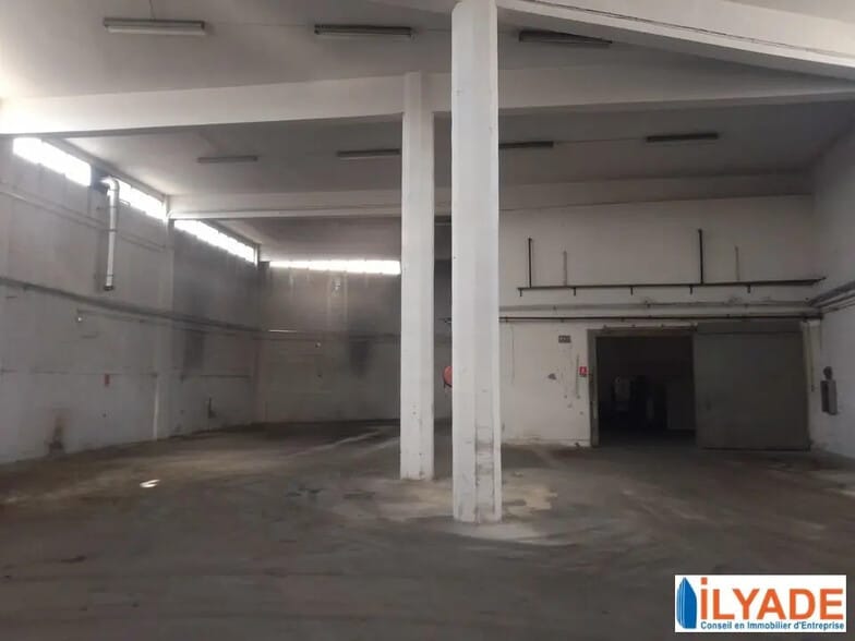 Flex in Marseille for lease - Interior Photo - Image 1 of 5