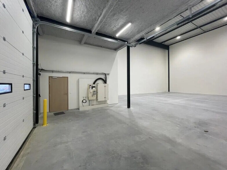 Flex in Osny for lease - Interior Photo - Image 2 of 10