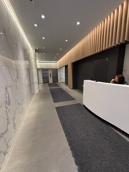 120 E 56th St, New York, NY for lease - Lobby - Image 3 of 15