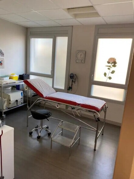 Flex in Heyrieux for lease - Interior Photo - Image 1 of 3