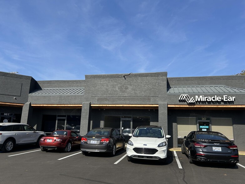 242 W Wade Hampton Blvd, Greer, SC for lease - Building Photo - Image 1 of 4