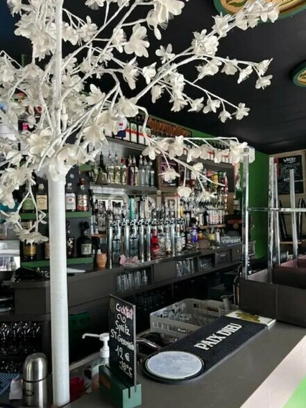 Retail in Reims for lease - Interior Photo - Image 1 of 2