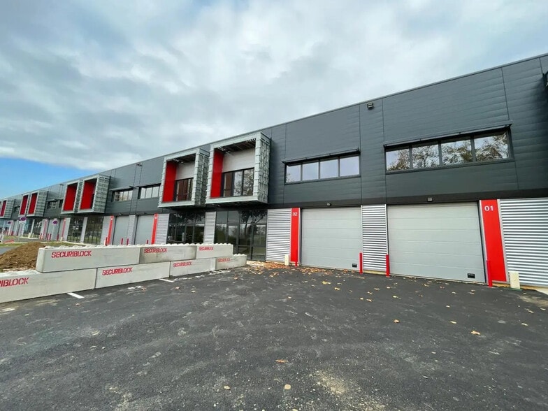 Office in Bondoufle for lease - Building Photo - Image 1 of 12