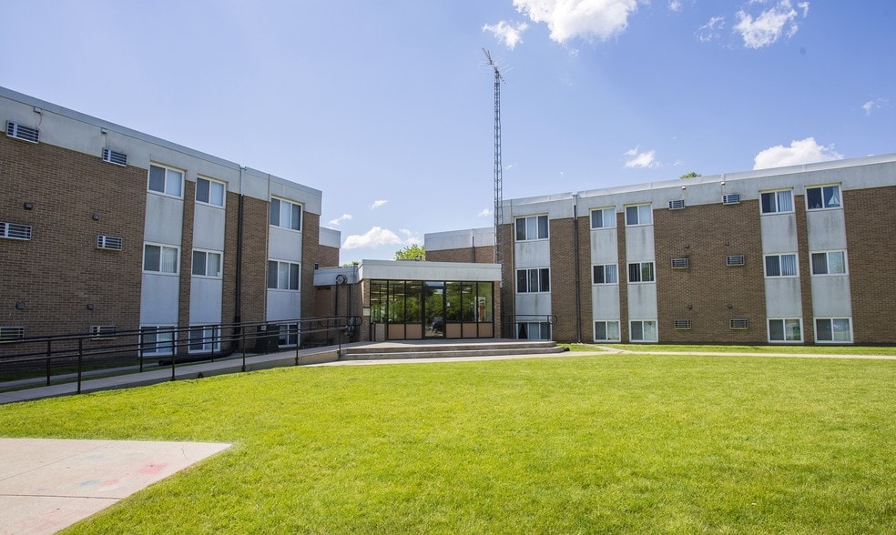 1301 2nd St NW, Waseca, MN for sale - Building Photo - Image 1 of 1