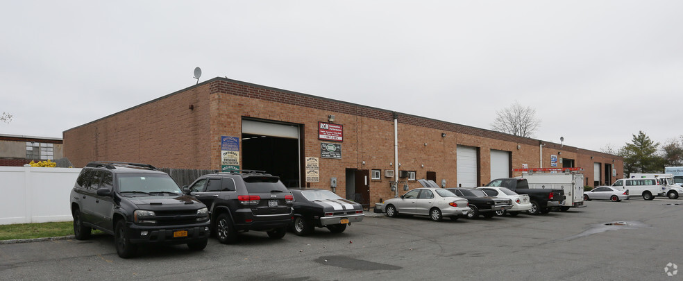 2083-2089 Lakeland Ave, Ronkonkoma, NY for lease - Building Photo - Image 3 of 5