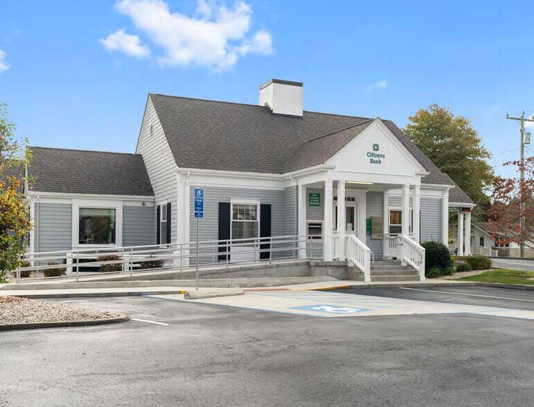 156 E Main St, Clinton, CT for sale - Building Photo - Image 1 of 1