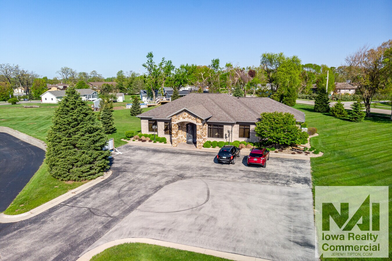 125 Robins Square Ct, Robins, IA 52328