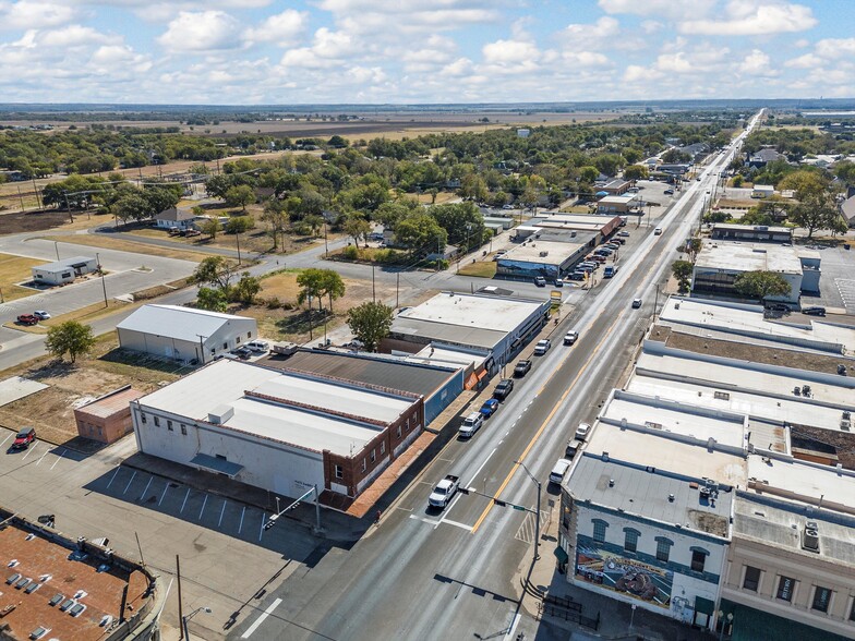 300 S Main St, Mcgregor, TX for sale - Building Photo - Image 2 of 8