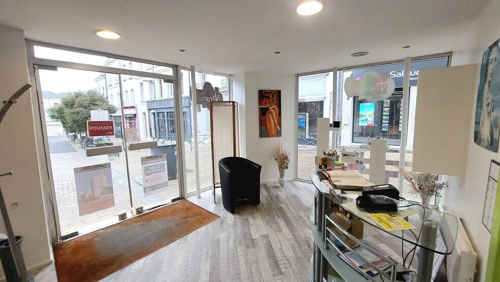 Retail in Antran for lease - Lobby - Image 2 of 4