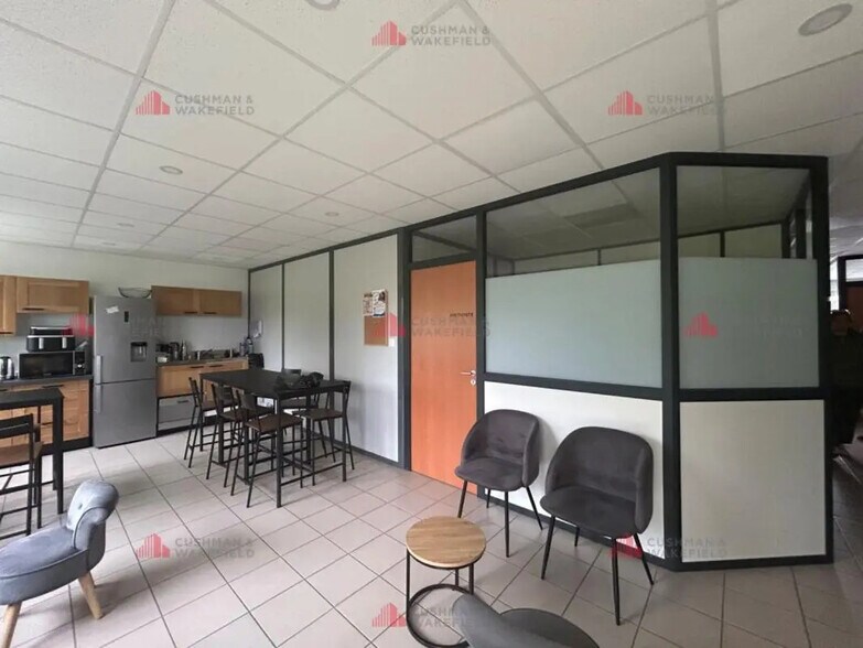 Office in Quetigny for lease - Interior Photo - Image 2 of 4