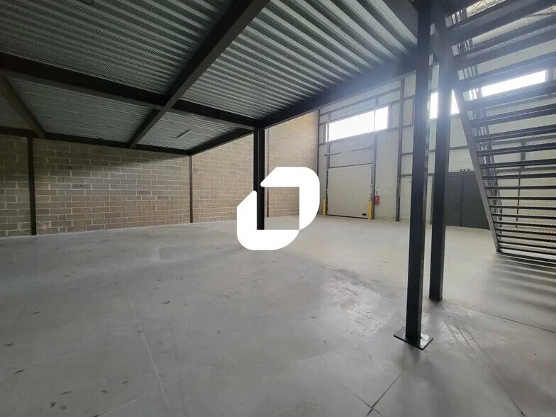 Flex in Marcoussis for lease - Interior Photo - Image 3 of 11