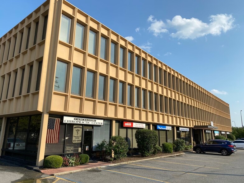 900 Walt Whitman Rd, Melville, NY for lease - Front facade - Image 1 of 3
