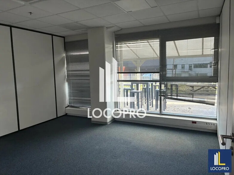 Office in Les Arcs for lease - Interior Photo - Image 3 of 12