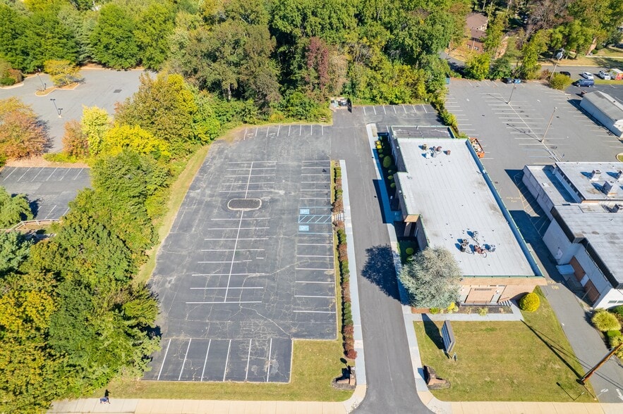 28 Throckmorton Ln, Old Bridge, NJ for lease - Building Photo - Image 3 of 22