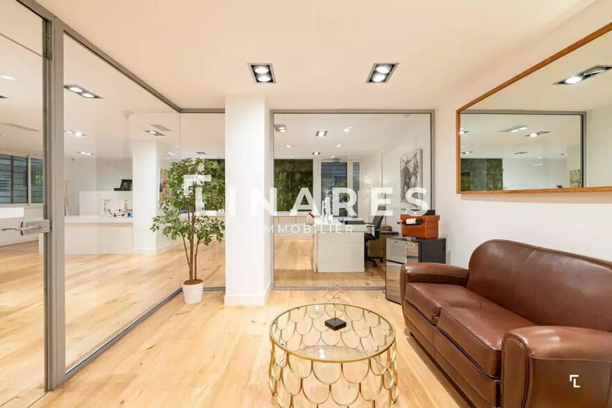 Office in Marseille for lease - Interior Photo - Image 2 of 8