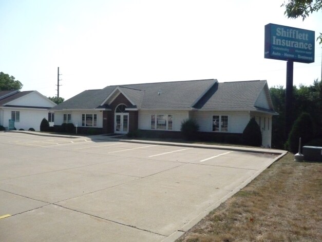 3047 Center Point Rd NE, Cedar Rapids, IA for sale Primary Photo- Image 1 of 1