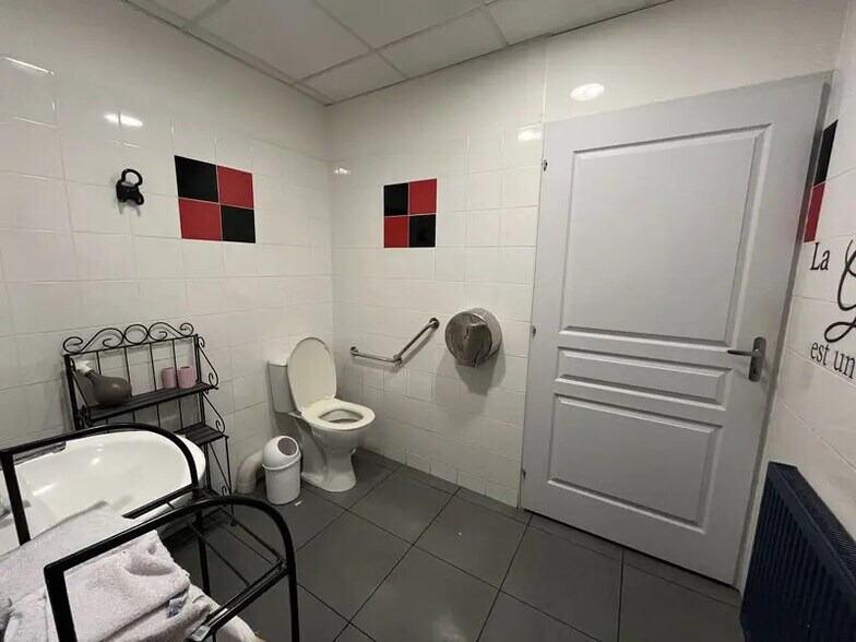 Retail in Saint-Quentin for lease - Building Photo - Image 3 of 4